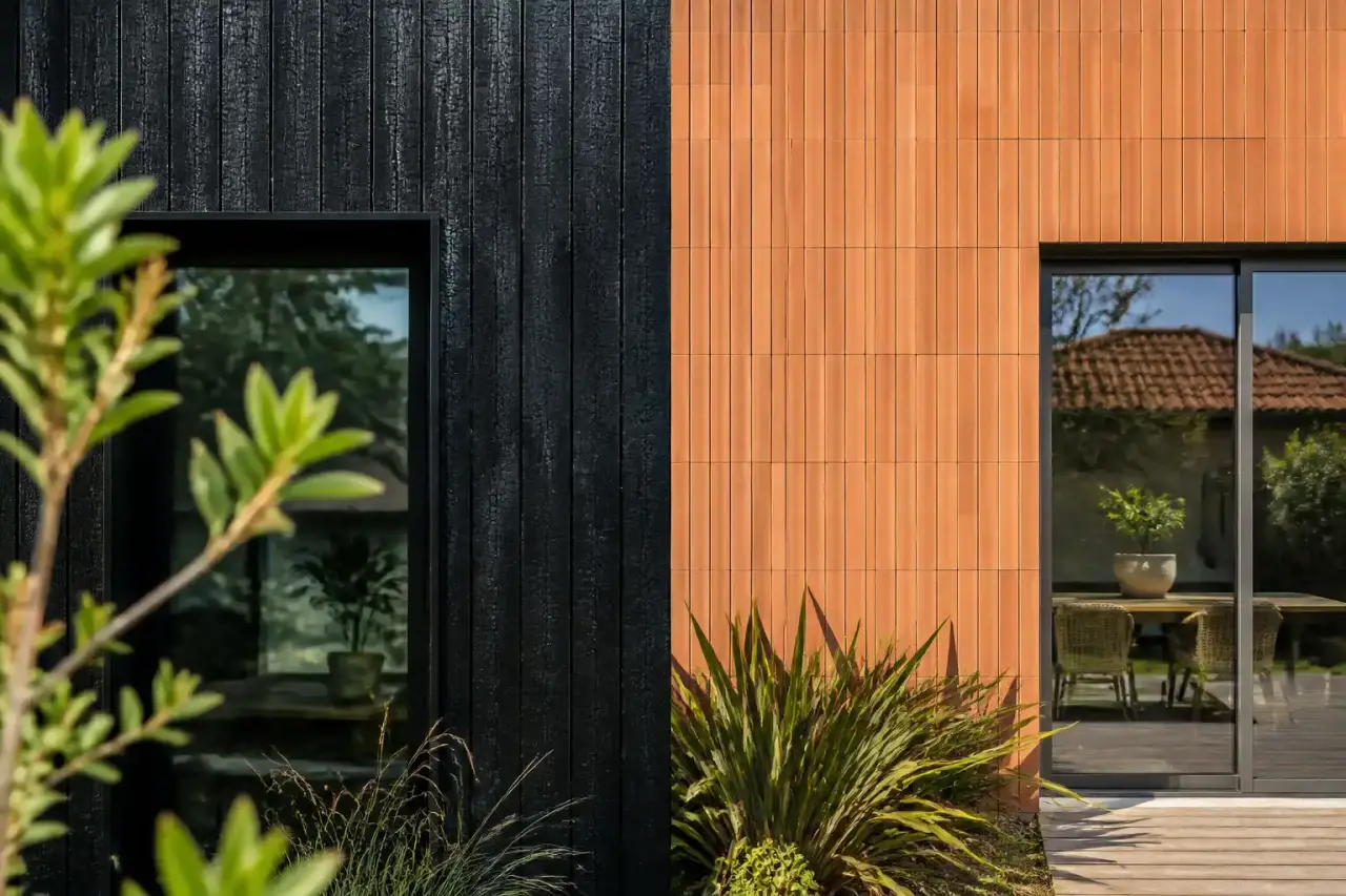 Façade contemporaine en matériaux naturels, entre bois brûlé et terre cuite