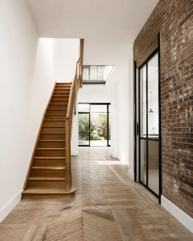 rénovation maison de ville : intérieur lumineux d’une maison étroite avec escalier ancien et verrière